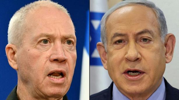 Yoav Gallant (venstre) forhenværende forsvarsminister, der sammen med premierminister Benjamin Netanyahu (højre) nu har en international arrestordre hængende over hovedet, hvis de rejser udenlands. Foto: Abir Sultan Alberto Pizzoli/AFP/Ritzau Scanpix