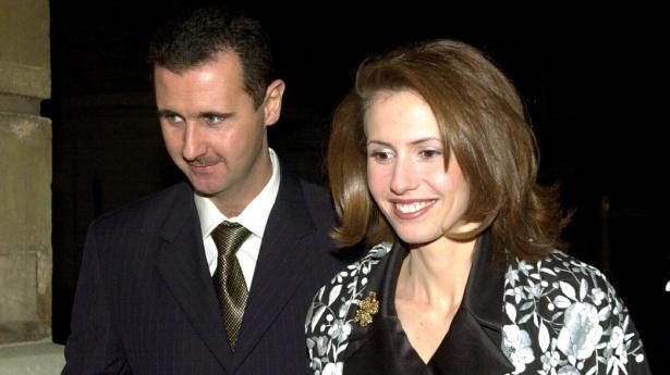 Bashar al-Assad (til venstre) og Asma al-Assad (til højre) blev gift i 2000. Her ses de sammen i 2002. Arkivfoto: Nicolas Asfouri/Ritzau Scanpix