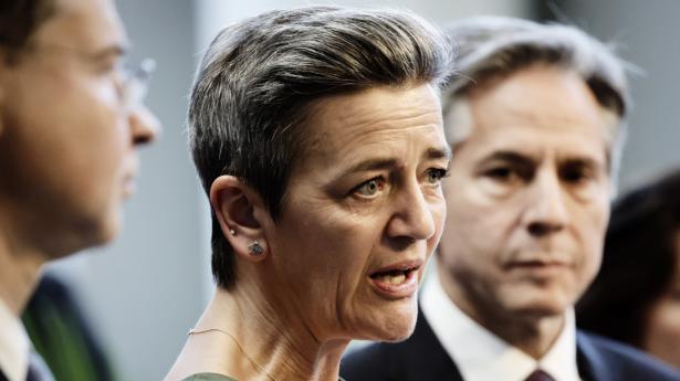 Globale spilleregler kan bidrage til at udbrede AI-teknologi, mener Margrethe Vestager (R). Foto: Ting Shen/Bloomberg