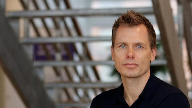 “Tag et kig på medarbejderne og hvilke kompetencer, der er brug for. Forretningsmodellen kan stadig være god, men er der brug for nogle tilpasninger på medarbejderfronten. Efter at have haft folk hjemme på lønkompensation, skal man virkelig tænke over hvorvidt, der er brug for dem fremover. Og i yderste tilfælde må man sige, at man ikke har råd til at have dem,” siger Jeppe Rosenmejer, der er chefkonsulent i SMVdanmarks juridiske afdeling. Foto: PR/SMVdanmark