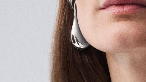 Mens guldet er mere flashy og har en lang historie for at signalere rigdom, giver sølv et mere afdæmpet udtryk.