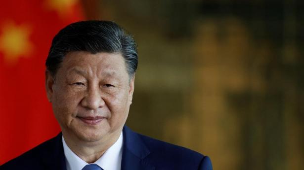 Xi Jinping er Kinas øverste leder. Han står i en svær økonomisk situation. 
