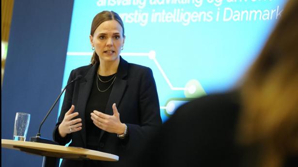 Digitaliseringsminister Caroline Stage Olsen (M) og finansminister Nicolai Wammen (S) har mandag præsenteret fire grundsten i ny AI-offensiv.
