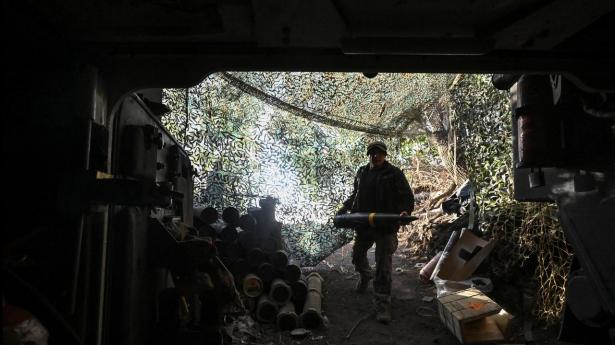En ukrainsk soldat gør klar til angreb i Kharkiv-regionen. 