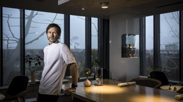 Rasmus Kofoed fra Restaurant Geranium har tre michelinstjerner og opskriften på den perfekte grøntsagsburger .