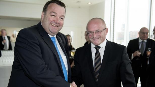 Dansk Metals formand, Claus Jensen, (t.v.) lagde hus til, da Torben Möger Pedersen (t.h.) i 2019 skulle overbevise en gruppe borgmestre om, at det var en god idé at lease nye færger i Pensiondanmark. Billedet er fra Torben Möger Pedersens 60-årsfødselsdag i 2015. Arkivfoto: Lars Krabbe