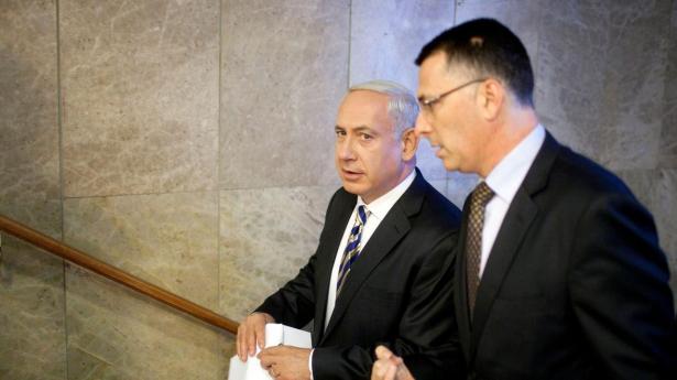 Israels premierminister Benjamin Netanyahu (tv.) og forsvarsminister Gideon Saar. 