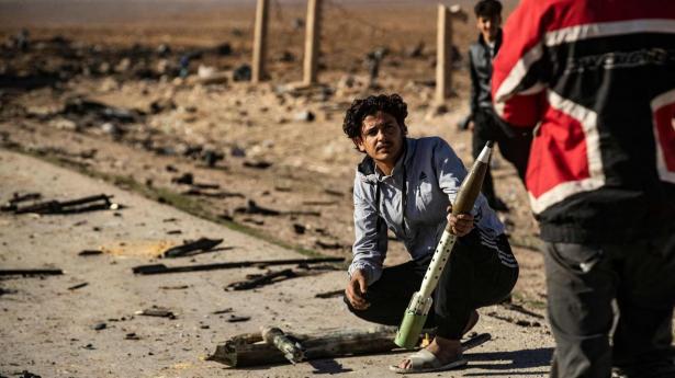 Lokale syrere finder ueksploderet ammunition efter et israelsk luftangreb på en våbentransport ved Qamishli i det nordøstloge kurdiske Syrien.