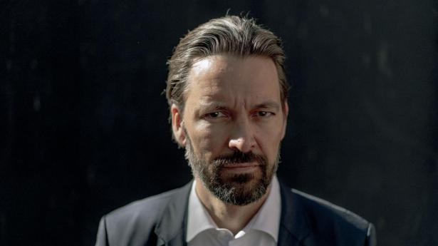 "Jo flere der er villige til at tilsidesætte eller ikke kender regler og kultur på arbejdsmarkedet, jo mere pres lægger det på dem, der følger regler og normer," skriver Jens Joel (S).