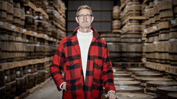 Hans Martin Hansgaard, medstifter af Stauning Whisky, har brug for medarbejdere, der taler flydende tysk. Men de kan være svære at finde, selv i Vestjylland.