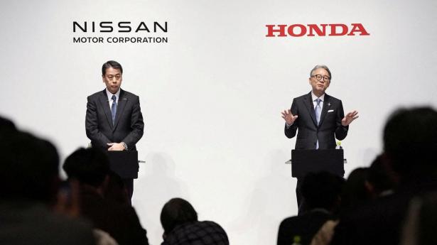 Makoto Uchida, adm. direktør i Nissan, og Toshihiro Mibe, adm. direktør i Honda, ved et fælles pressemøde i marts.