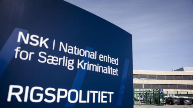 NSK har onsdag anholdt fire mænd i alderen 34 til 38 år og sigtet for medvirken til forfalskning af dokumenter. De er blevet løsladt efter endt afhøring.