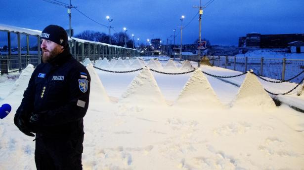 I den lille estiske by Narva er krigsforberedelserne tydelige. 