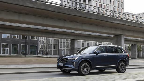 Volvo XC90 blev lanceret for ti år siden, hvilket er en evighed i bilernes verden. Modellen er så god en forretning, at den får lov til at køre videre med opfrisket teknik. 