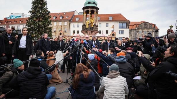 Tysklands forbundskansler, Olaf Scholz, besøger lørdag det julemarked i Magdeburg, hvor en bil fredag aften kørte ind i en folkemængde.