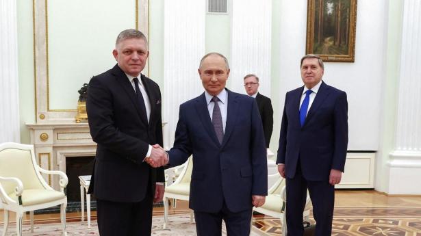 Slovakiets premierminister, Robert Fico (tv.), med Ruslands præsident, Vladimir Putin.