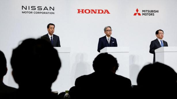 På et fælles pressemøde i Japan 23. december har bilfabrikanterne Nissan og Honda annonceret, at de vil fusionere. Samtidig annoncerede de et tættere samarbejde med Mitsubishi, som er delvist ejet af Nissan.