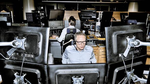 Eftermiddag på Danske Banks handelsgulv. Danske Bank er igen i 2018 udråbt til den bedste børsmægler af analysehuset Prospera, der har spurgt ATP, PFA og de andre store danske investorer hvem de helst vil bruge, når de handler danske aktier. Lidt overraskende, efter deres hvidvasksag.