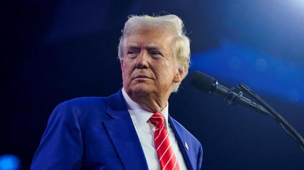 Donald Trump varsler nye toldsatser og handelskrige, der kan ændre globale handelsmønstre og skabe nye økonomiske udfordringer.