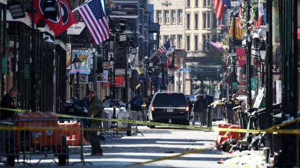 FBI og politi arbejder på Bourbon Street efter angreb.