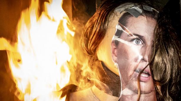 En dukke forestillende Mette Frederiksen (S) blev hængt op i januar 2021. Om halsen havde dukken et skilt med teksten: “Hun må og skal aflives.”