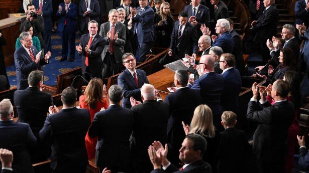 Formanden for Repræsentanternes Hus, republikaneren Mike Johnson, får bifald af sine partifæller, efter at det lykkedes ham at overtale to medlemmer af kammeret til at ændre deres stemmer og støtte ham. Dermed er han genvalgt til posten, der er den tredjemest magtfulde i amerikansk politik