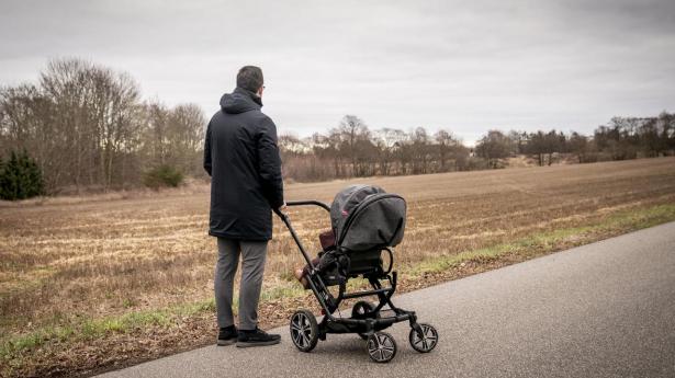 “Det er da underligt, at en af de fundamentale love på arbejdsmarkedet ikke tager højde for, at vi lever i en tid, hvor begge forældre kan og vil tage barsel med deres børn,” skriver Linea Søgaard-Lidell (V).