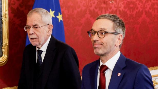 Østrigs præsident, Alexander Van der Bellen, modtog mandag lederen af Frihedspartiet, Herbert Kickl, for at diskutere regeringsdannelse. 
