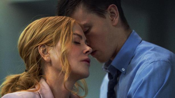 Romy (Nicole Kidman) og Samuel (Harris Dickinson) har et forhold, men kan man det, når hun er direktør, og han er praktikant? Eller måske er det netop muligheden for at miste alt, der gør det spændende? “Babygirl” er en flot, nytænkende erotisk thriller.