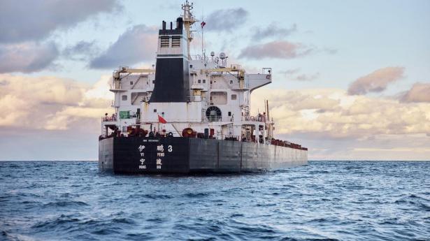 Det kinesiske skib Yi Peng 3, som her er fotograferet i Kattegat, er mistænkt for at have udført sabotage på to undersøiske kabler i Østersøen i slutningen af sidste år. Der har siden hændelsen været skærpet opmærksomhed i farvandene omkring Danmark