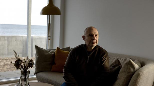 Michael Steffens mener, at han har en usælgelig ferielejlighed, efter vand og sten væltede ind gennem de store panoramavinduer ved oktober-stormfloden i 2023.