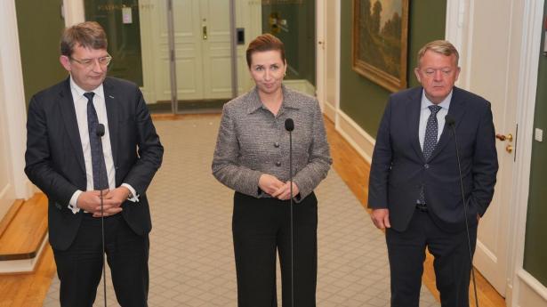 Statsminister, Mette Frederiksen, forsvarsminister Troels Lund Poulsen og udenrigsminister Lars Lkke Rasmussen efter møde med partilederne omkring Grønland.