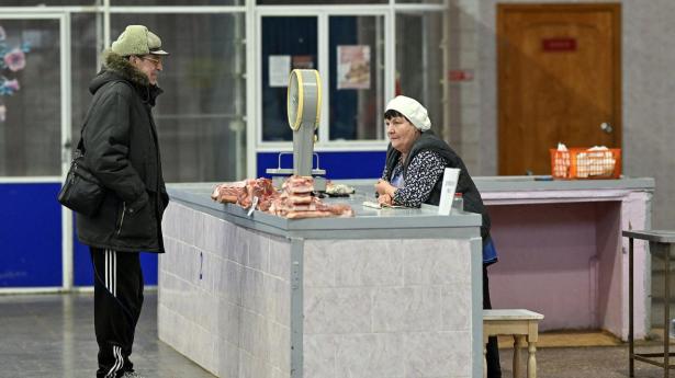 Med stigende inflation, der på nogle varer nu er over 20 pct., er dagliglivet blevet mere udfordrende for mange russere. Her fra et marked i Omsk. 