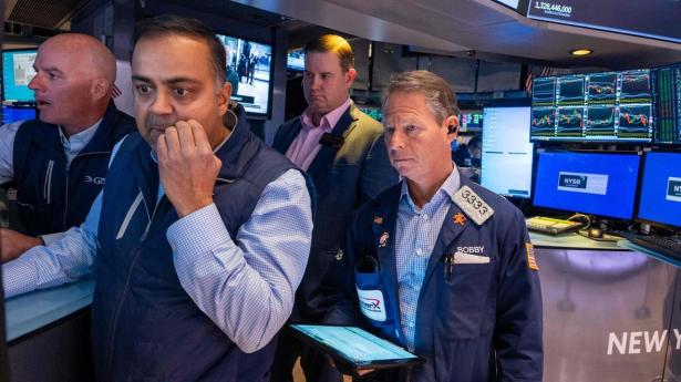 På de finansielle markeder har frygten for øget inflation og toldmure sendt aktierne ned og renterne op. Det ses mest tydeligt i renten på de tiårige amerikanske statsobligation der nærmer sig de 5 pct., som er et stort psykologisk niveau.