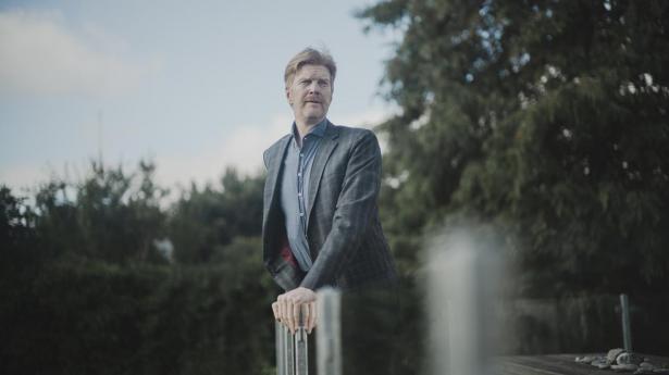 Investor Lars Jørgen Rasmussen mener, at det er en nødvendighed at have nogle af de faldende danske børskæmper i porteføljen. Her spås der ifølge analytikere højt afkast i 2025.