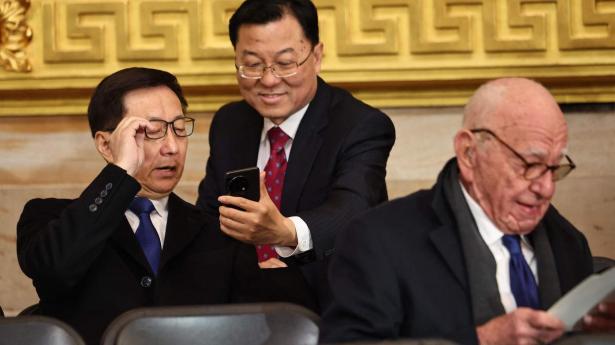 Kinas vicepræsident Han Zheng (t.v.) deltager mandag i indsættelsen af Donald Trump som USA’s præsident