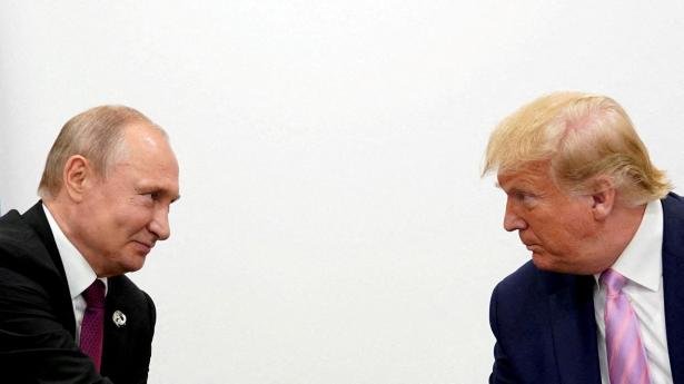 Præsident Donald Trump siger, at han planlægger et snarligt topmøde med præsident Vladimir Putin. Hvornår det kan blive, vides endnu ikke. Her fra et G20 møde i Osaka, Japan i 2019.