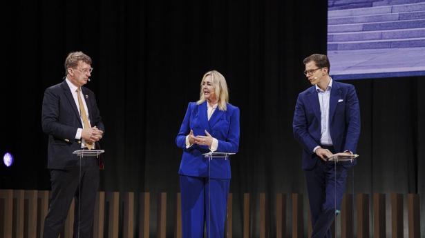 V-formand Troels Lund Poulsen skal slås om stemmerne med sine venner i blå blok. Her ses han med Det Konservative Folkepartis formand, Mona Juul, og Liberal Alliances partileder, Alex Vanopslagh.