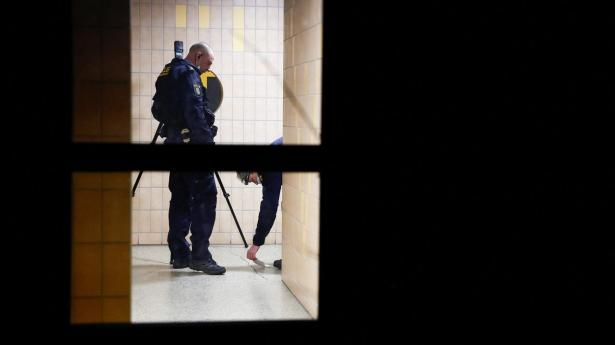 Politi er til stede ved en lejlighedsbygning i Hovsjö, hvor en mand onsdag aften blev skudt og dræbt.