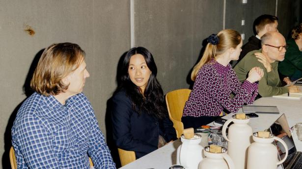 Kvantify hyrer stort navn som bestyrelsesformand Fremadstormende Kvantify vil nu skalere deres produkt Den hurtigtvoksende danske kvantevirksomhed Kvantify har fået et stort navn ind som bestyrelsesformand, Jörg Weiser ind som ny bestyrelsesformand. Kvantify er kun to år gammelt og har allerede 60 ansatte i flere lande. Nu skal han hjælpe med at skalere deres teknologiske produkt, der skal understøtte udvikling af lægemidler. På billedet: Bestyrelsesmøde hos Kvantify. Foto: Katrine Noer for Børsen