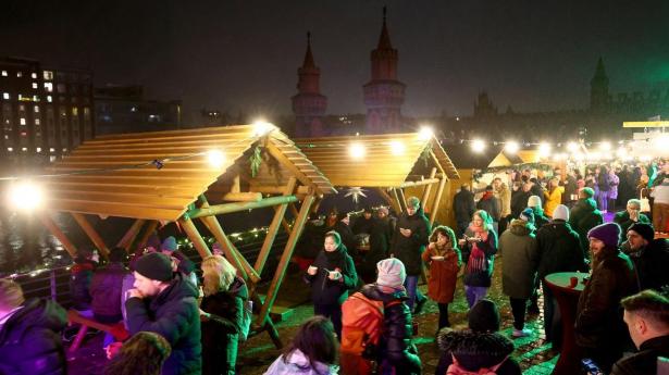 Julemarked ved Spree-floden i Berlin. Prispresset på tyskerne er taget lidt af i januar, hvis man måler med de tyske regneregler.