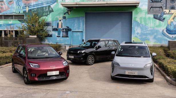 Det nye kinesiske Aion-mærke præsenterer tre nye modeller: To konkurrenter til VW ID.3 (t.v.) og VW ID.4 (bagerst), og en lavprisbil, der muligvis ikke kommer til Europa.