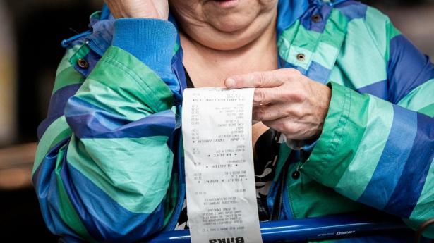  Kvinde tjekker sin bon i Bilka i Næstved.