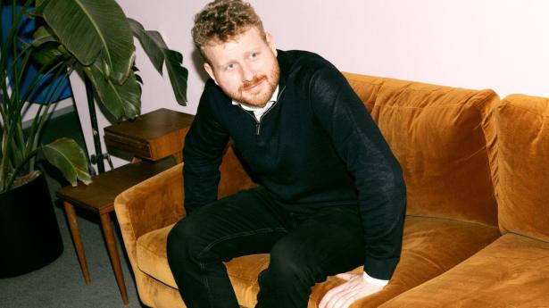 Kasper Simonsen, adm. direktør i virksomheden Wayfare, mener, at en detalje i regeringens iværksætterpakke i højere grad kommer de store virksomheder til gavn på bekostning af de mindre startups.  