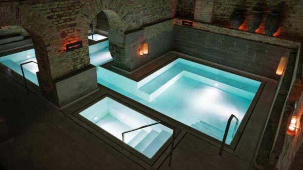 Aires spa i Carlsbergbyen tilbyder i anledning af valentinsdag enten 30, 45 eller 60 min. massage i et parrum såvel som cava og chokolade.