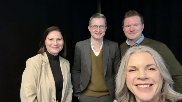 Panelet i dette afsnit af podcasten “Lederens Dilemma” fra venstre mod højre: Marion Grønbæk Weis, HR-direktør, Circle K, Sophus Garfiel, departementschef, Digitaliseringsministeriet, Nikolaj Sommer, podcastvært og chefredaktør, Børsen, og forrest er Pernille Erichsen, underdirektør med ansvar for lederudvikling, Dansk Industri.