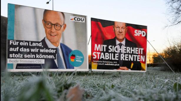 Hvilket valgløfte er bedst? Forbundskansler Olaf Scholz fra SPD (t.h.) lover “stabile pensioner”, mens CDU’s Friedrich Merz (t.v.) lover et land, man igen kan være stolt af.