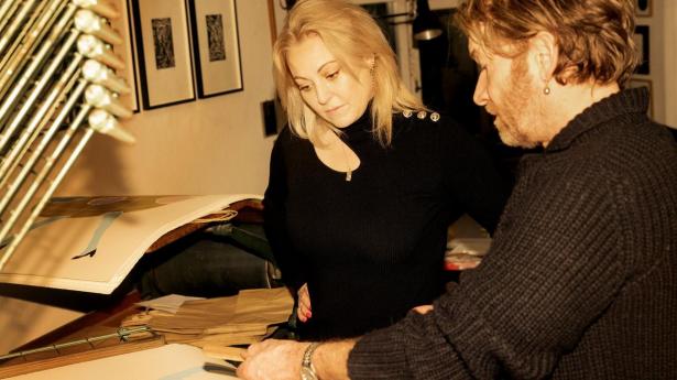 Så snart Stéphanie Surrugue tjente en rigtig voksenløn og kunne lægge lidt til side, begyndte hun at købe kunst. Tv-værten er kommet en del år hos Schäfer, hvor hun har købt grafiske tryk af bl.a. Tal R og Cathrine Raben Davidsen. 