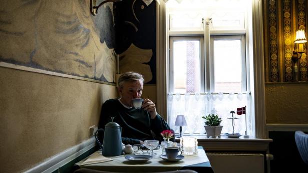 Danmark sådan ca. anno 1975 er stemningen på Poul Madsens stamsted i Esbjerg.