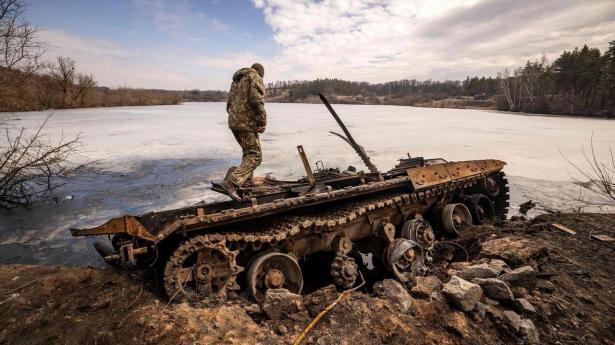 Tusindvis af russiske kampvogne og pansrede køretøjer er som her blevet destrueret under den årelange krig. Men russerne fylder op med materiel fra enorme lagre fra sovjettiden.